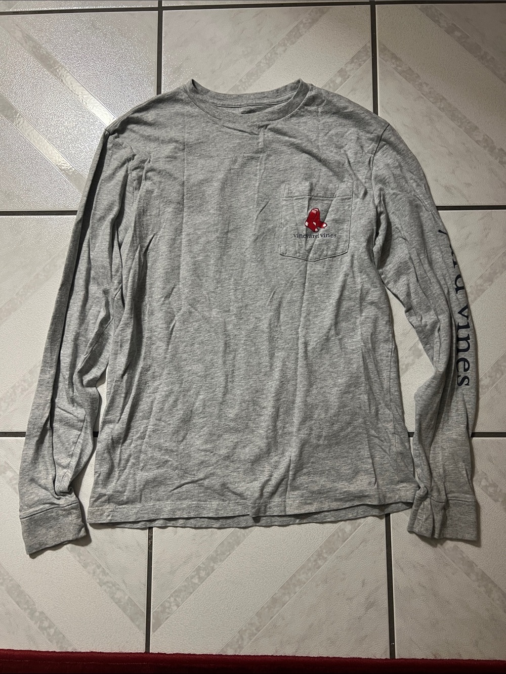 Vineyard Vines Men’s Long-Sleeve Pocket Tee in Light Gray with Red Logo